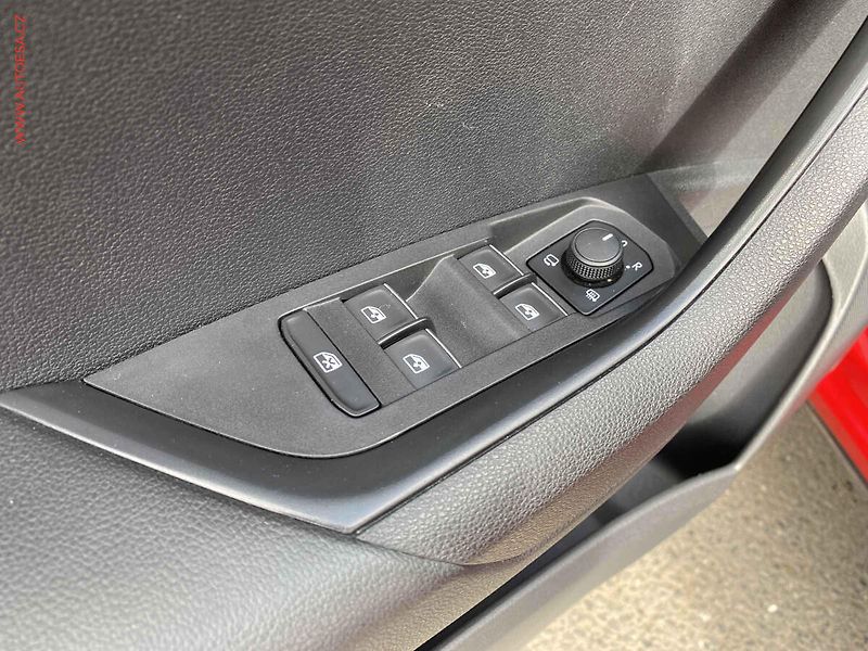 Škoda Karoq (2017) 1.5 TSI, 2.maj,ČR, Style - fotka 13 z 20