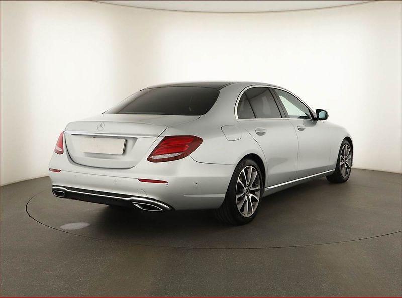 Mercedes-Benz Třídy E (2019) E 200 d - fotka 5 z 20