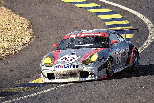 Porsche 996 GT3-R se kterým jela posádka Bob Wollek a Lucas Luhr při 24 hodin Le Mans v roce 2000., zdroj: Wikimedia Commons, Martin Lee, CC BY-SA 2.0