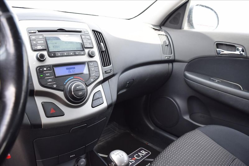 Hyundai i30 1,6 CRDi 66KW COMFORT+ 2XKOLA - fotka 38 z 42
