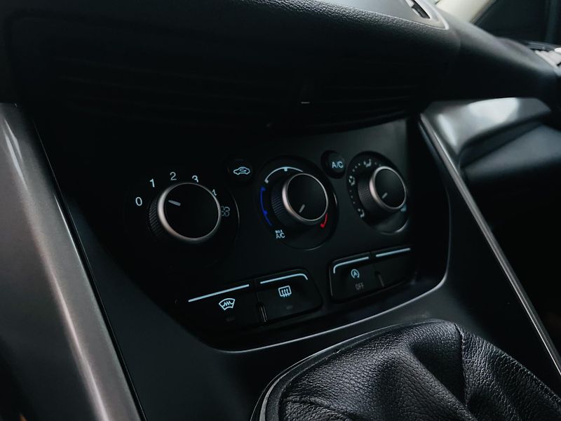 Ford Kuga 2.0TDCi 4x4 MAN TAŽNÉ VÝHŘEV - fotka 38 z 44