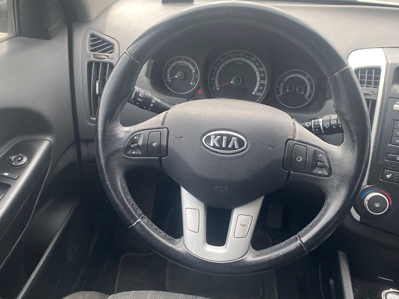 Kia Ceed (2010) 1.4  ČR - fotka 9 z 16