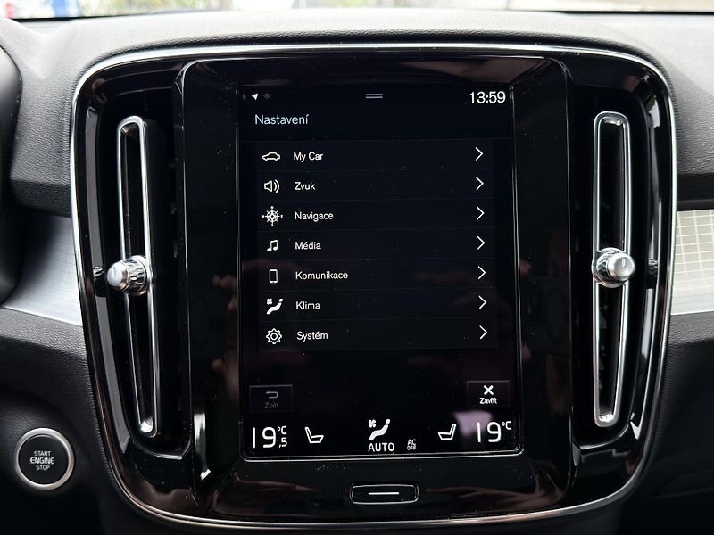 Volvo XC40 T2 FWD // CORE // PANORAMA - fotka 27 z 30