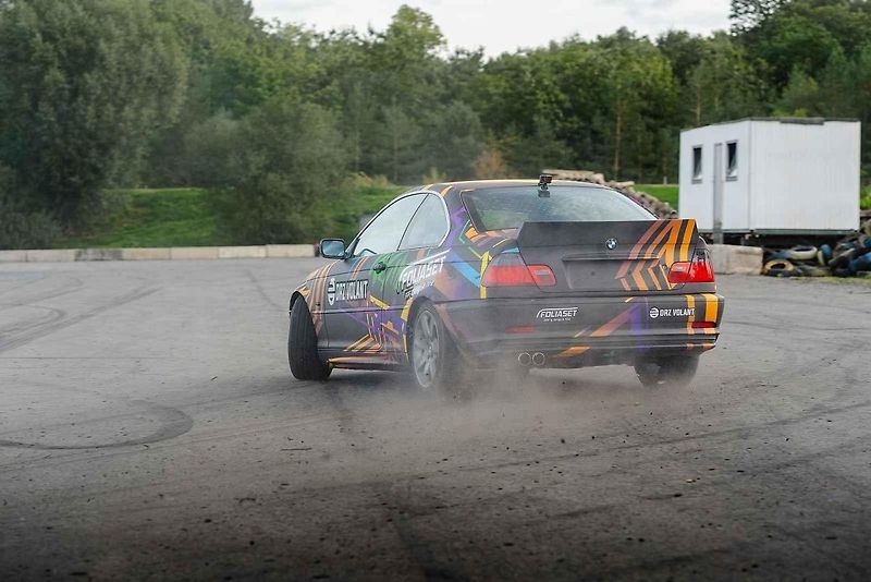 Ideální auta na blbnutí na uzavřených tratích? BMW a Subaru