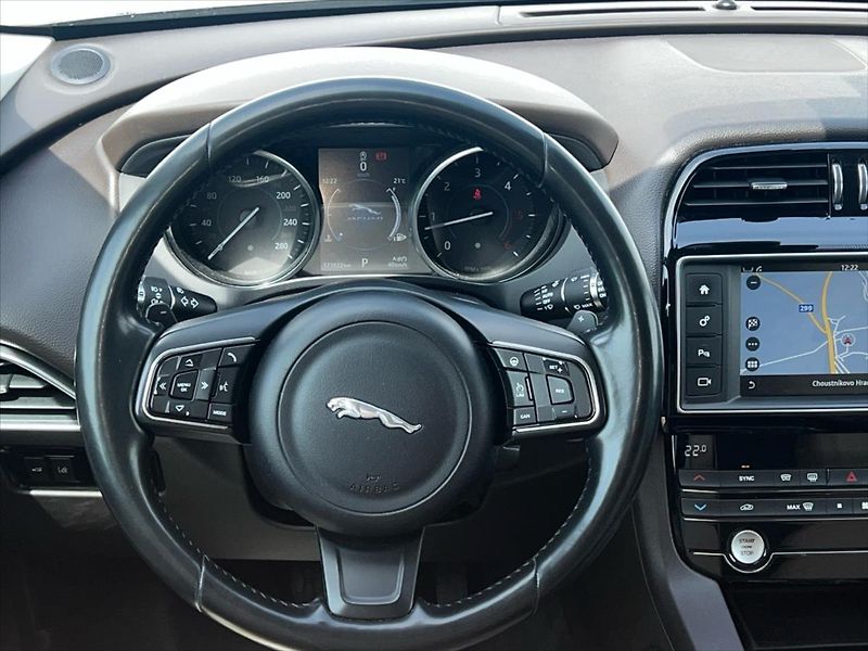 Jaguar F-Pace 2,0 D 132kW AWD PRESTIGE - fotka 15 z 27
