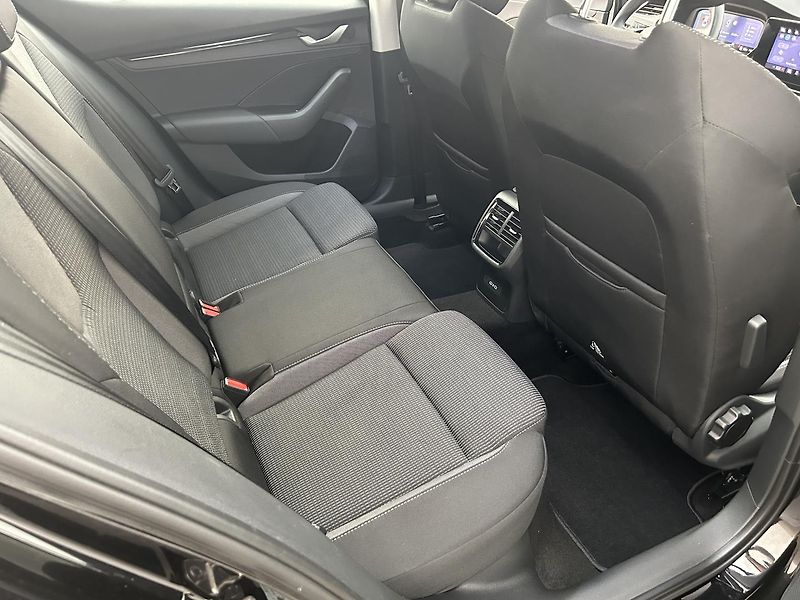 Škoda Octavia 1.5 TSI Selection - fotka 23 z 25