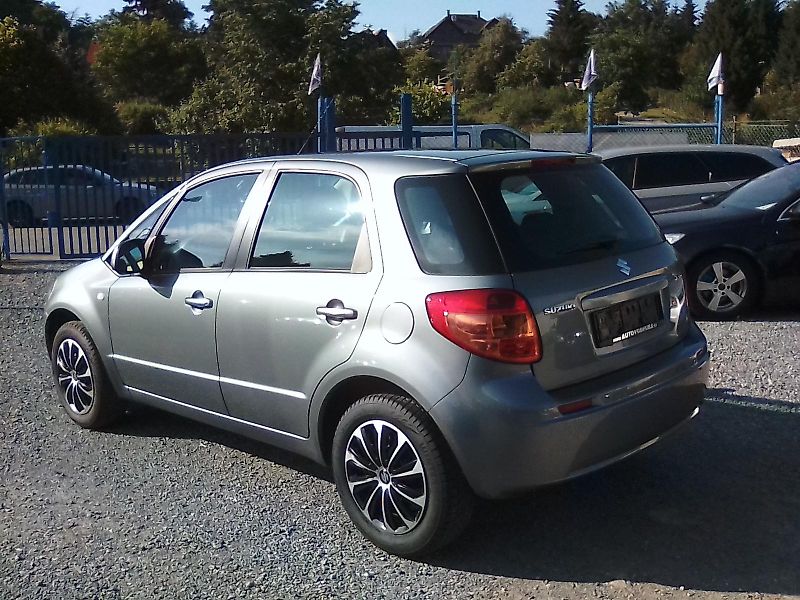 Suzuki SX4 (2008) 1.5i , kola navíc - fotka 4 z 33