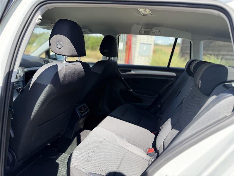 Volkswagen Golf 1,6 TDI NAVIGACE +SADA ALU KOL - fotka 16 z 25