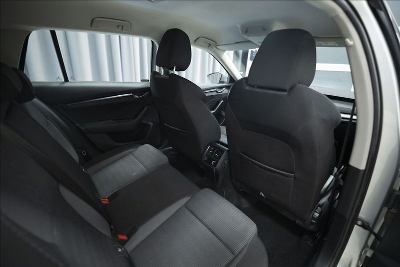 Škoda Octavia 2,0 TDI VÝHŘEV ČR 2x KOLA - fotka 10 z 35