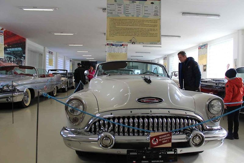 Příď vozu Cadillac Fleetwood Series 60 z roku 1947.