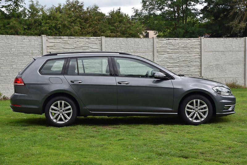 Volkswagen Golf 1.6 TDi CR DSG COMFORTLINE,NAV - fotka 2 z 50