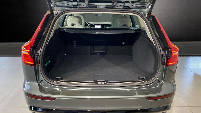 Volvo V60 (2026) PLUS DARK, B4, 145+10 kW / 197 - fotka 7 z 14