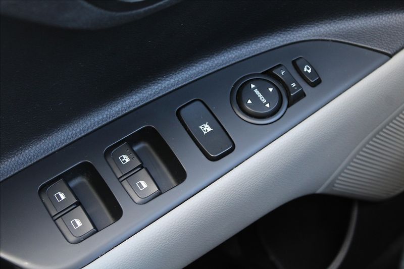 Kia Stonic 1,4 i  NOVÉ V ČR,PREMIUM,34TKM - fotka 23 z 33