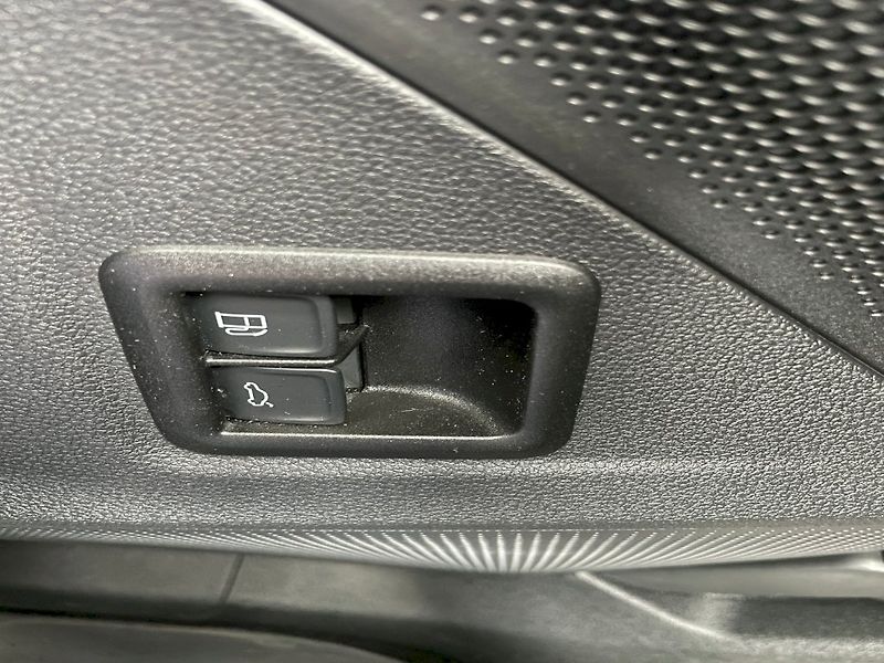 Volkswagen Tiguan (2025) R-LINE 1,5 TSI 130 KW EHYBRID - fotka 30 z 55