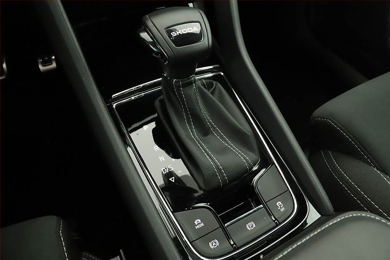 Škoda Karoq (2025) 1.5 TSI, Sportline, Navigace - fotka 12 z 17