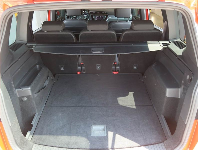 Volkswagen Touran (2017) R-Line 2.0 TDI, Automat - fotka 14 z 20