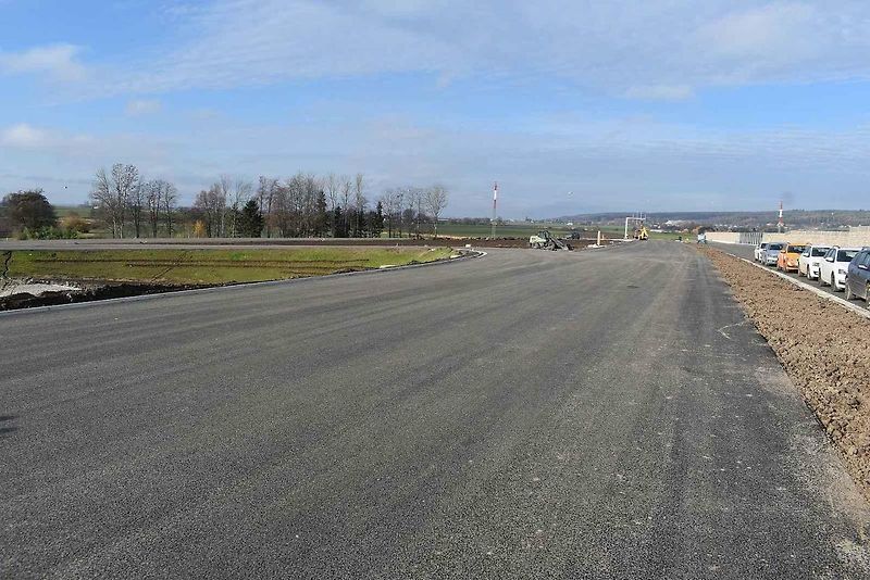 Křižovatka před Sadovou, tady bude konec otevřeného úseku od Hradce Králové.