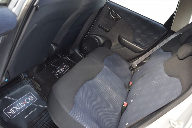 Honda Jazz 1,2 i 66KW ALU KLIMA NÍZKÉ KM - fotka 15 z 35