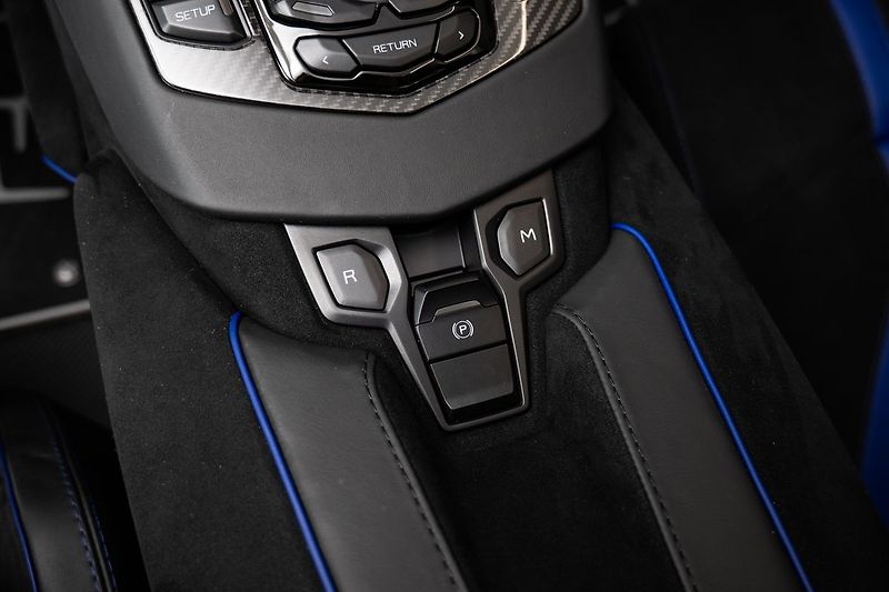 Lamborghini Aventador LP750-4 SV Roadster 1/599 - fotka 11 z 29