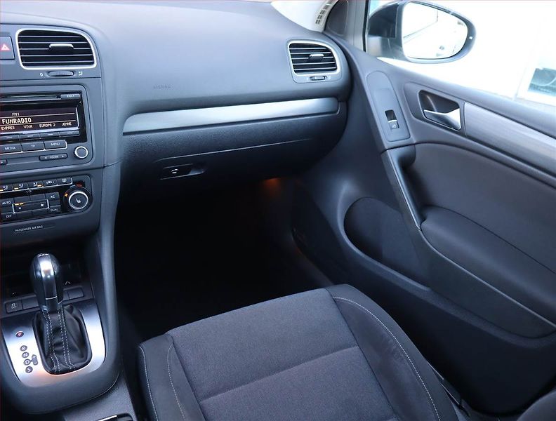 Volkswagen Golf (2012) 1.6 TDI, Automat, Tempomat - fotka 8 z 16