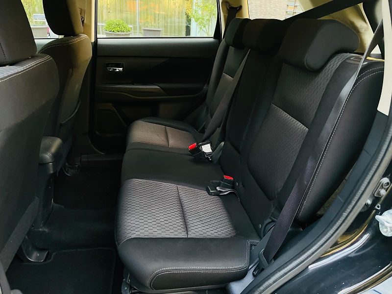 Mitsubishi Outlander 2.0i 1.MAJITEL KAMERA TAŽNÉ - fotka 31 z 43