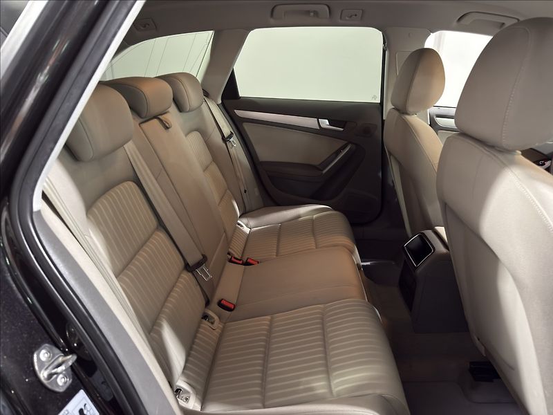 Audi A4 2,0   TDI B8 1.MAJITEL BI-XEN - fotka 24 z 43