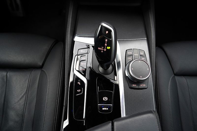 BMW Řada 5 M550i xDrive/Lasery,HUD/530PS - fotka 34 z 44
