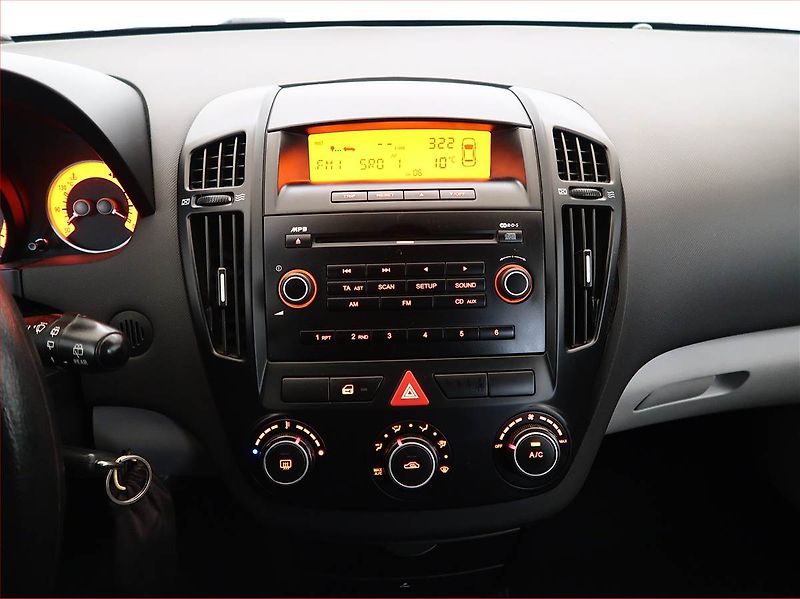 Kia Ceed (2009) 1.6 CRDi, nová STK, rezervace - fotka 12 z 13