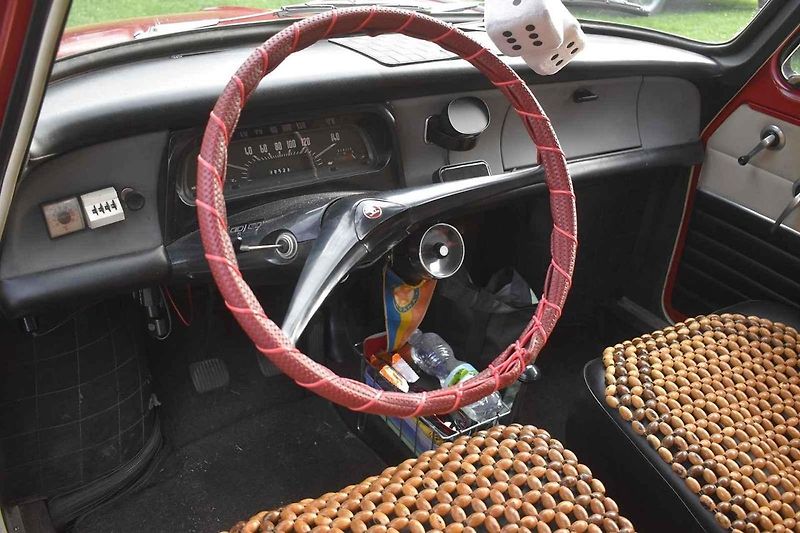 Škoda 1000 MBG s historickým pozadím.