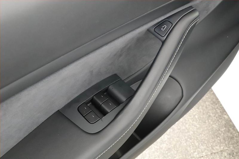 Tesla Model 3 (2021) Performance 82kWh, SoH 98% - fotka 26 z 29