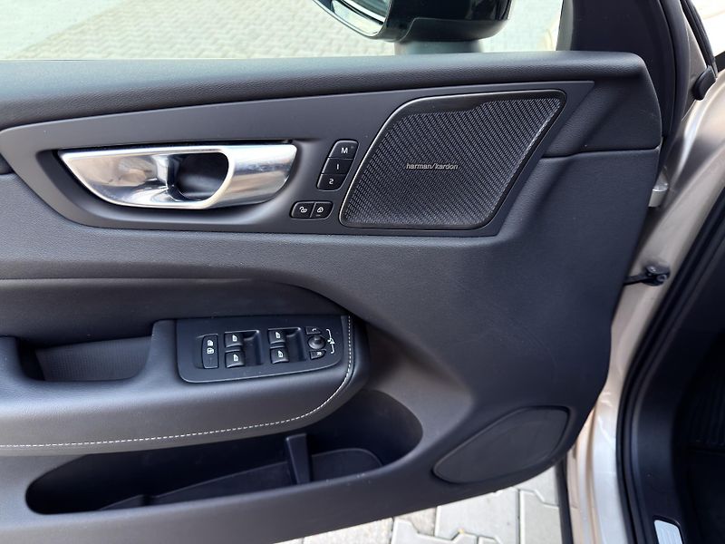 Volvo XC60 T8 AWD RECH.*ULTRA DARK + kola - fotka 14 z 62