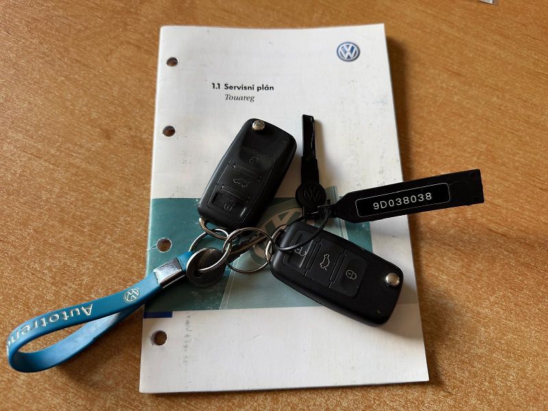 Volkswagen Touareg 3,0 TDi V6 4-motion /servis.k. - fotka 26 z 33