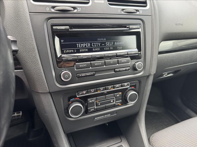 Volkswagen Golf 1,2 TSI 77kW Comfortline ČR - fotka 20 z 30