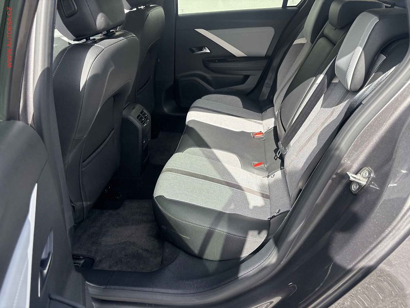 Opel Astra (2023) 1.2T, Elegance, LED, kamera - fotka 10 z 18