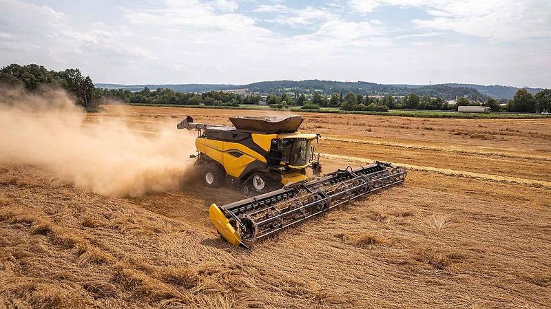 Nový kombajn CR11 firmy New Holland používá nejmodernější technologie.