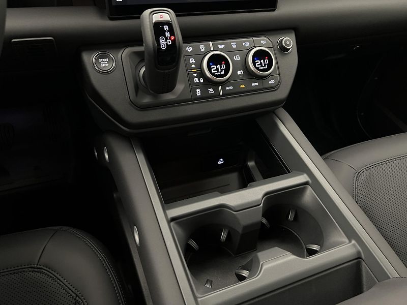 Land Rover Defender 110 D300 X-DYNAMIC SE AWD AUT - fotka 25 z 43