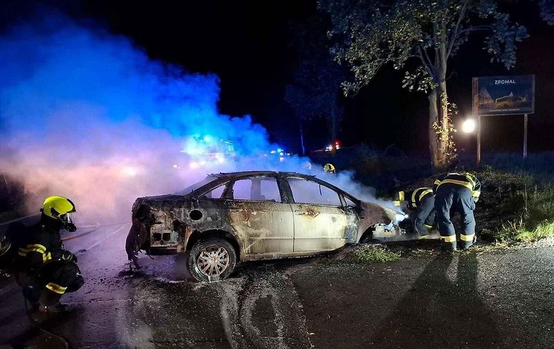U Chyňavy namol opilý řidič tak přetáčel motor, až mu shořelo auto
