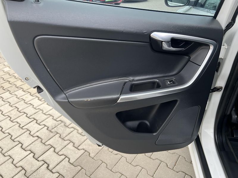Volvo XC60 2,4 AWD D4 Summum 1.maj.  - fotka 33 z 56