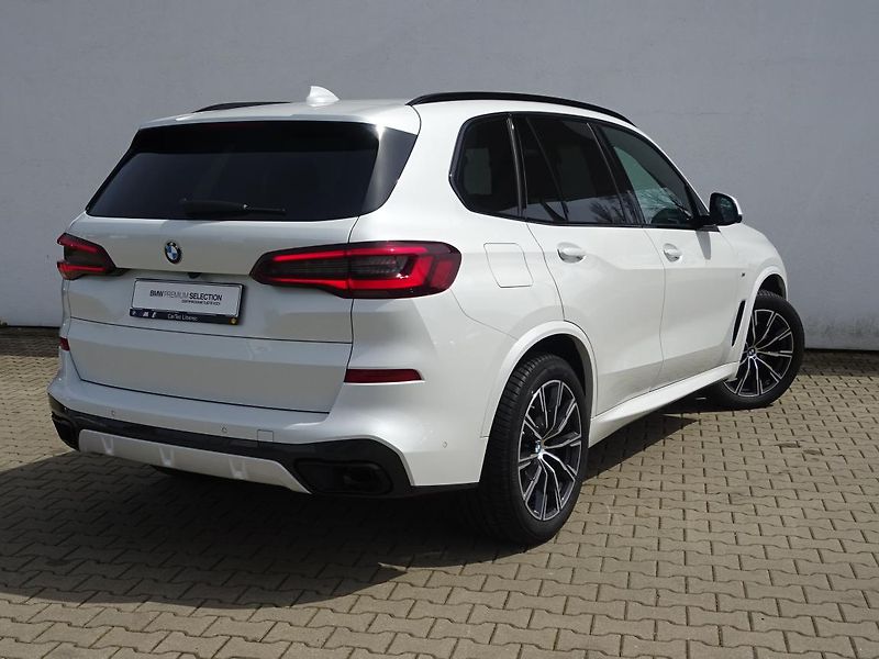 BMW X5 xDrive30d - fotka 3 z 7