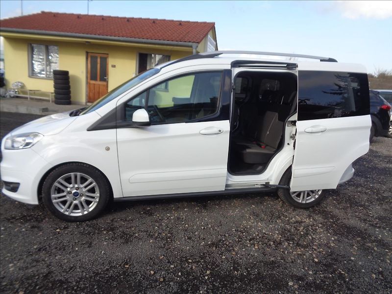 Ford Tourneo Courier 1,5 - fotka 8 z 17