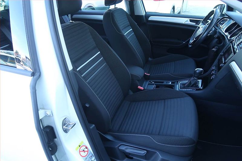 Volkswagen Golf (2014) Comfortline 1.6 TDI, Automat - fotka 9 z 23