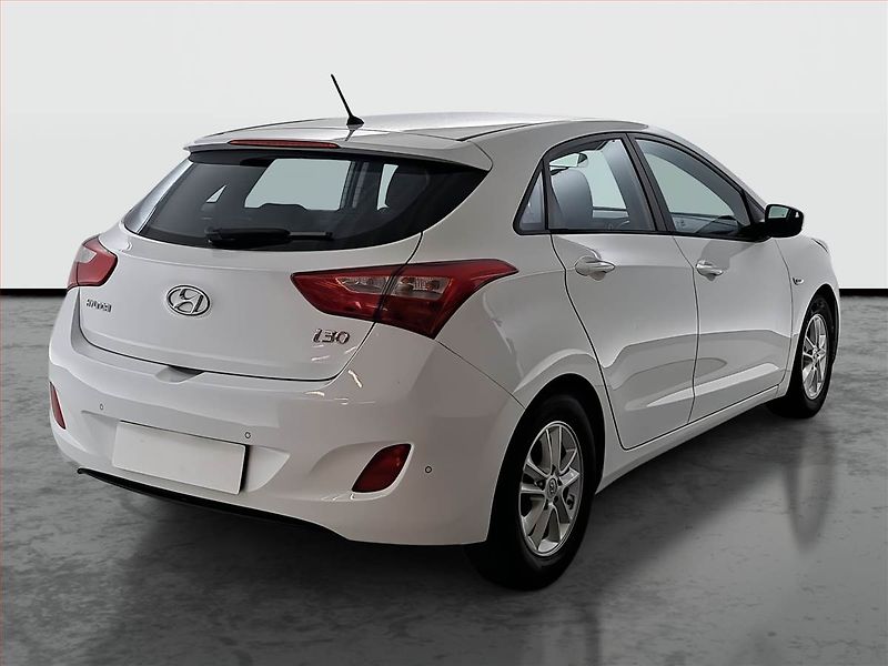 Hyundai i30 (2015) Trikolor 1.4 CVVT, Serv.kniha - fotka 5 z 16
