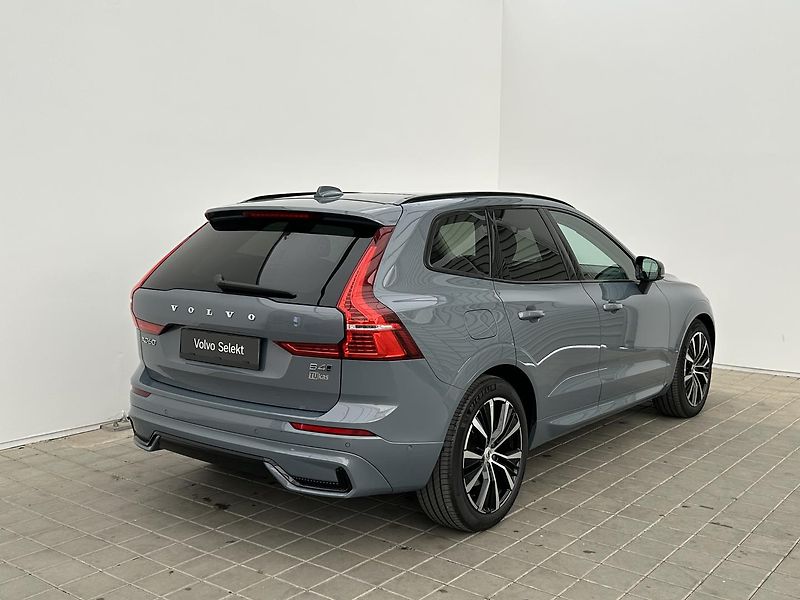 Volvo XC60 2.0 B4 4x4 ULTIMATE - fotka 6 z 33