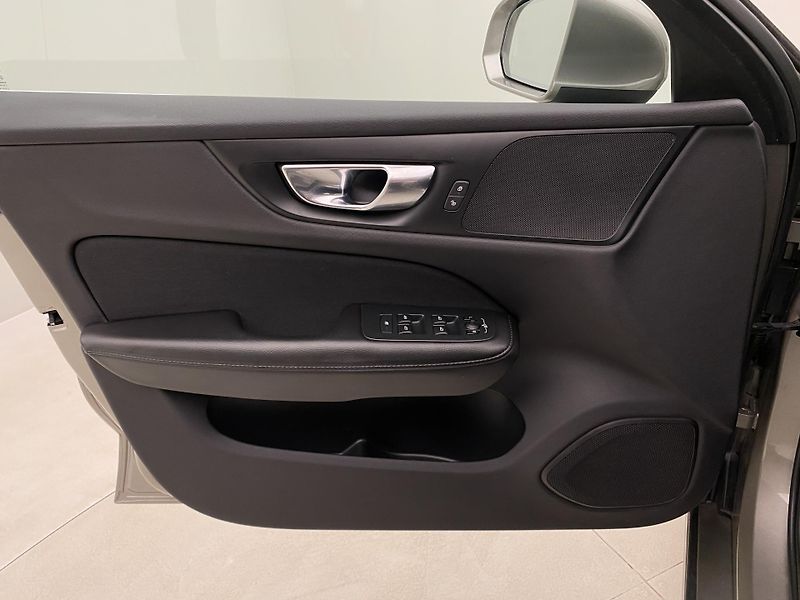 Volvo V60 D3 MOMENTUM AUT - fotka 7 z 41