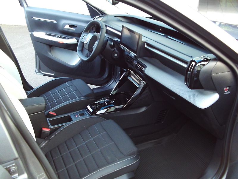 Citroën C3 MAX Hybrid 110k Automatic - fotka 9 z 17