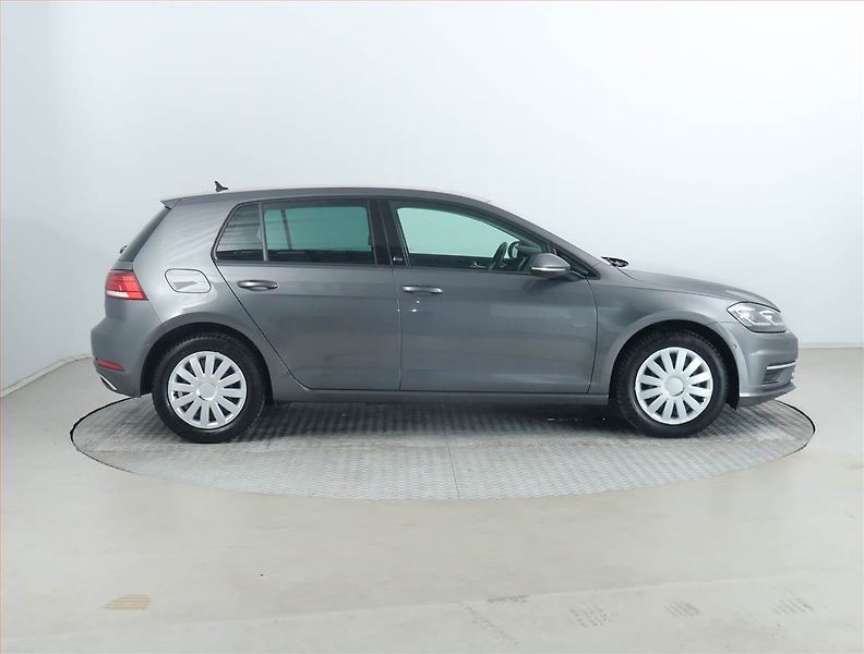 Volkswagen Golf (2017) 1.5 TSI, Navi, Tempomat - fotka 6 z 17