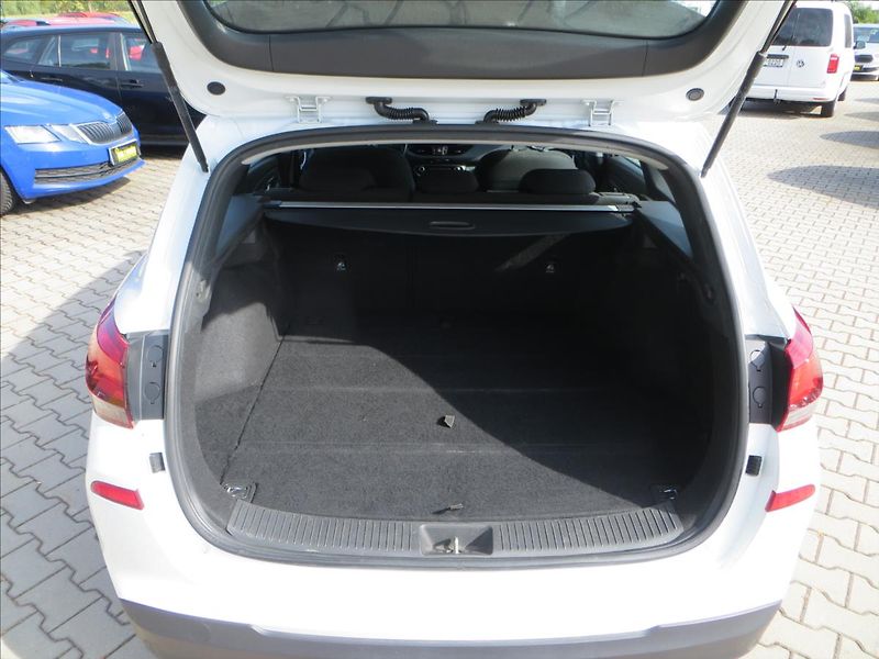 Hyundai i30 1,6 CRDi 85kW Komfort ČR DPH - fotka 7 z 23