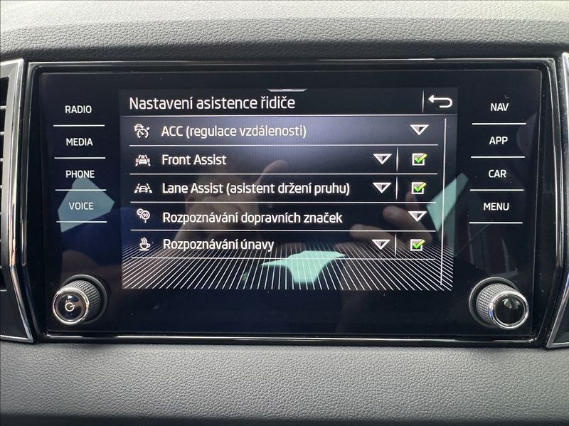 Škoda Karoq 2,0 TDI DSG STYLE DPH 1.maj ČR - fotka 44 z 50