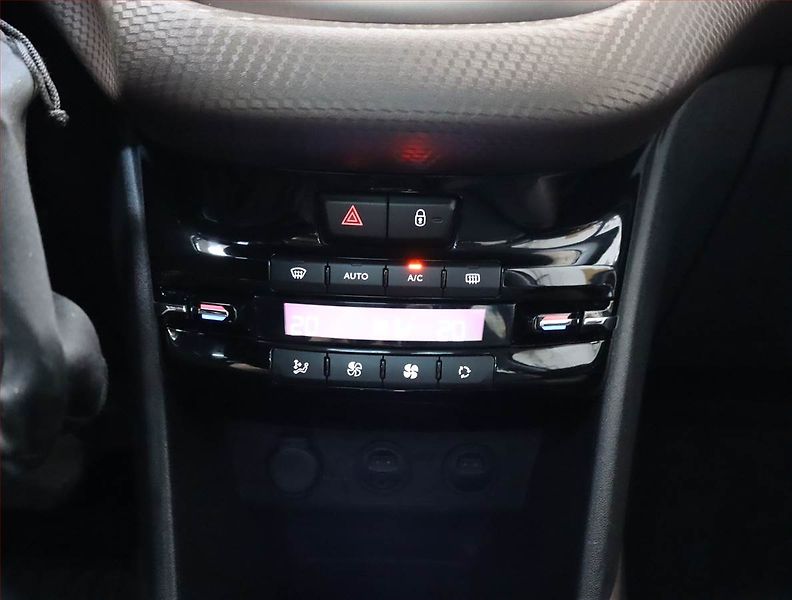 Peugeot 2008 (2013) 1.6 e-HDi, Automat, Navi - fotka 21 z 22