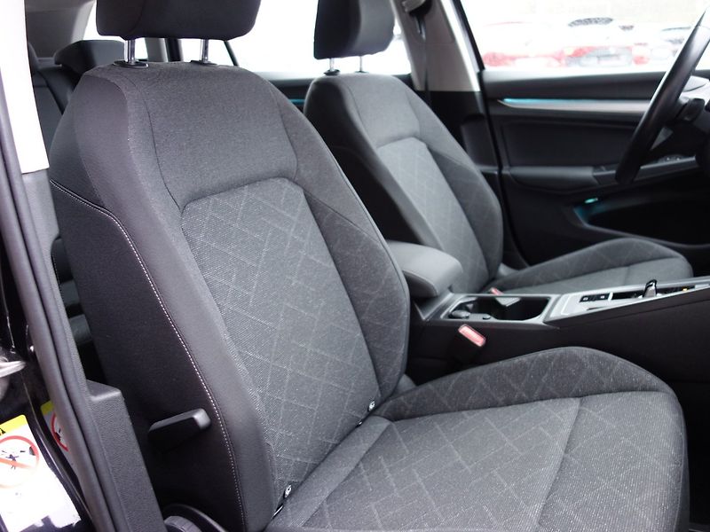 Volkswagen Golf (2021) 1.0eTSI 81kW DSG -VÝBAVA-LED - fotka 29 z 40